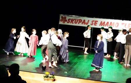 Otroška folklorna skupina OŠ Davorina Jenka Cerklje se je predstavila s spletom plesov 